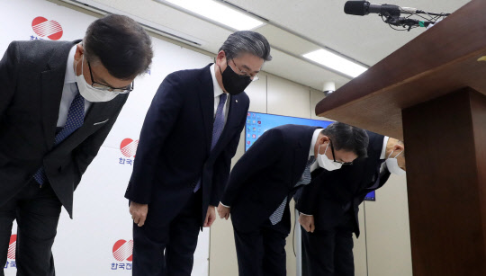 정승일(왼쪽 두번째) 한국전력공사 사장을 비롯한 임원진이 9일 오후 서울 서초구 한전아트센터 회의실에서 하청업체 노동자 감전 사망사고 관련 대책발표에 앞서 고개숙여 사과하고 있다. <연합뉴스>